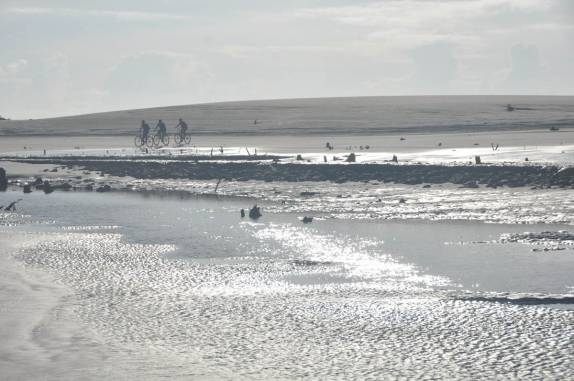 Pessoas pedalam de Mangue Seco para Jericoacoara - CE